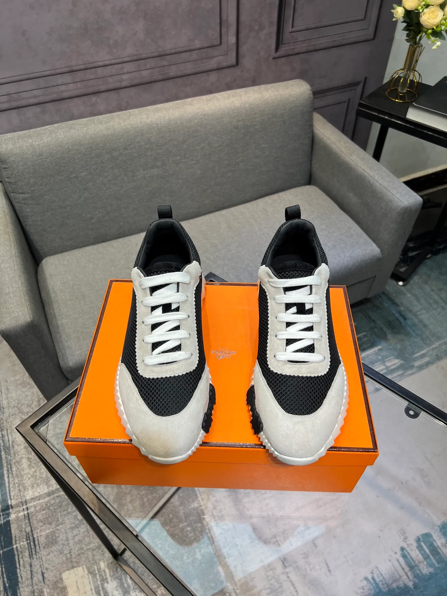 Men's shoes 💰660 Exclusive real shot (top version) Hermes new autumn and winter sports shoes. One of the most comfortable shoes from Hermes. Very light on the feet and good-looking. You will not be tired even if you go shopping. The overall suede feels very good. It is very beautiful and versatile. Very light and comfortable. Fabric: Imported high mercerized sheep/original single rain velvet. Lining: Imported silk sheepskin for the lining insole. Outsole: Seamless combination of IP+TPU (multi-color letters) German technology irradiation machine Size: Male 39-46 (Male 38 45 46 customized) Top quality, simultaneous full set of packaging